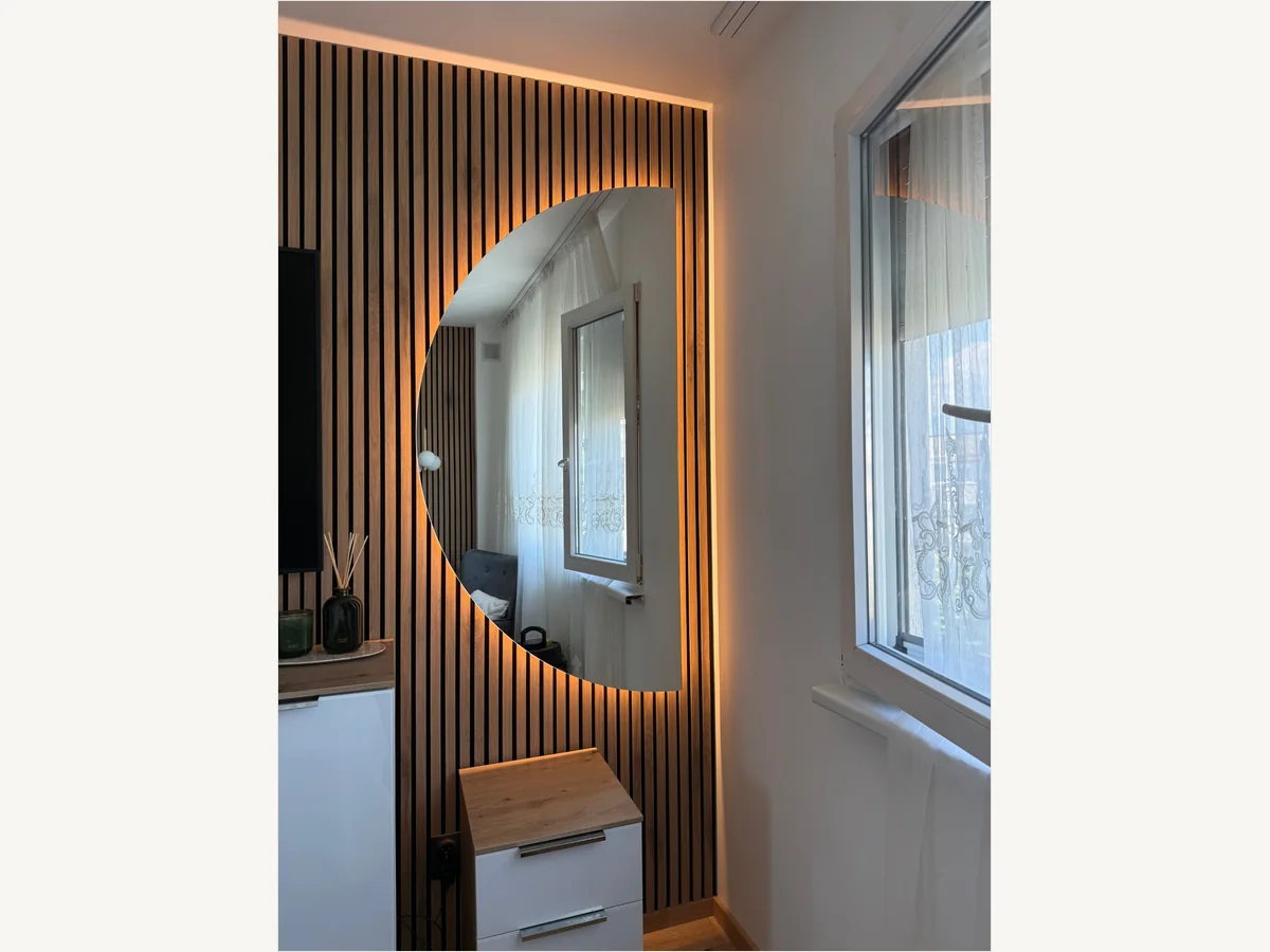 Огледало по размер с LED подсветка върху декоративна дървена стена